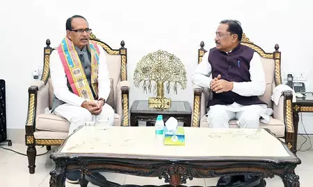 रायपुर में मुलाकात: सीएम विष्णुदेव साय और शिवराज सिंह चौहान ने किसानों के सशक्तिकरण पर की चर्चा रायपुर में मुलाकात: सीएम विष्णुदेव साय और शिवराज सिंह चौहान ने किसानों के सशक्तिकरण पर की चर्चा