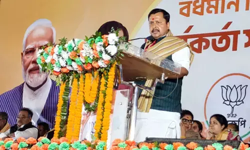 राष्ट्रपति मुर्मु के अभिभाषण पर विपक्ष का हंगामा, भाजपा ने बताया लोकतंत्र के लिए हानिकारक राष्ट्रपति मुर्मु के अभिभाषण पर विपक्ष का हंगामा, भाजपा ने बताया लोकतंत्र के लिए हानिकारक