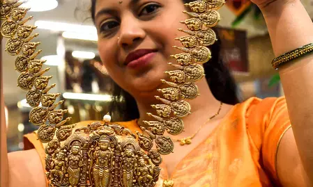 सोना पहली बार 1.75 लाख पार, चांदी भी रिकॉर्ड स्तर पर सोना पहली बार 1.75 लाख पार, चांदी भी रिकॉर्ड स्तर पर