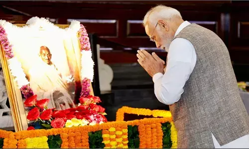 गांधी पुण्यतिथि पर पीएम मोदी का नमन– “बापू के आदर्श विकसित भारत की प्रेरणा” गांधी पुण्यतिथि पर पीएम मोदी का नमन– “बापू के आदर्श विकसित भारत की प्रेरणा”