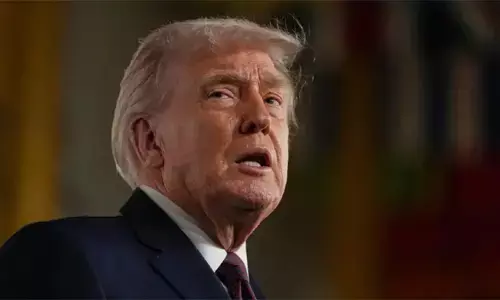 ट्रंप का दावा: ईरान से जारी है बातचीत, नौसैनिक बेड़ा भी रवाना ट्रंप का दावा: ईरान से जारी है बातचीत, नौसैनिक बेड़ा भी रवाना