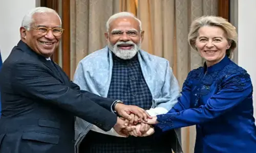 भारत-EU की डील पर विश्व की नजर में रणनीतिक विजेता बना भारत, अंतरराष्ट्रीय मीडिया व वैश्विक नेताओं ने की तारीफ भारत-EU की डील पर विश्व की नजर में रणनीतिक विजेता बना भारत, अंतरराष्ट्रीय मीडिया व वैश्विक नेताओं ने की तारीफ