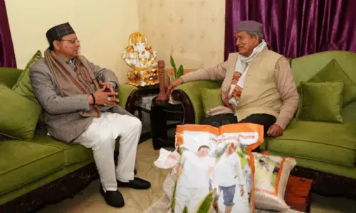 धामी ने रावत से की मुलाकात, खेत का चावल भेंट कर दिखाया स्नेह धामी ने रावत से की मुलाकात, खेत का चावल भेंट कर दिखाया स्नेह