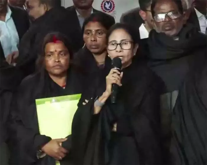 ममता ने मुख्य चुनाव आयुक्त से की मुलाकात कर कहा, लाखों मतदाताओं के सूची से नाम काटे गये
