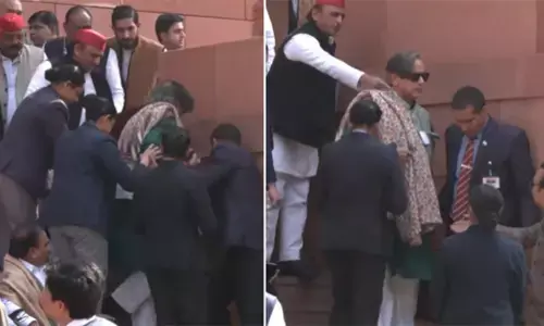संसद सीढ़ियों पर थरूर लड़खड़ाए, अखिलेश ने थामा हाथ