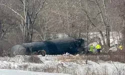 अमेरिका में बड़ा रेल हादसा: प्रोपेन से भरे डिब्बे पानी में गिरे