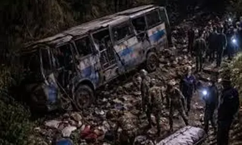 नेपाल में बारात ले जा रही बस हादसे का शिकार, 8 लोगों की मौत