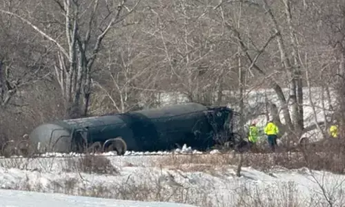 अमेरिका में बड़ा रेल हादसा: प्रोपेन से भरे डिब्बे पानी में गिरे