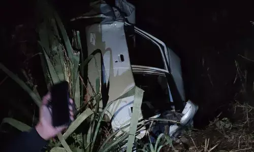 हमीरपुर हादसा: गहरी खाई में गिरी कार, एक की मौत