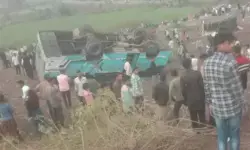 बांसवाड़ा में दर्दनाक हादसा- बारातियों से भरी बस पलटी, तीन की मौत बांसवाड़ा में दर्दनाक हादसा- बारातियों से भरी बस पलटी, तीन की मौत