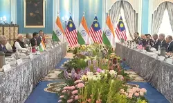 मलेशिया दौरे पर पीएम मोदी, अनवर इब्राहिम संग द्विपक्षीय बातचीत