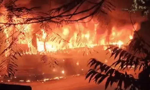 दिल्ली के विकासपुरी में बस में भीषण आग, हेल्पर की दर्दनाक मौत