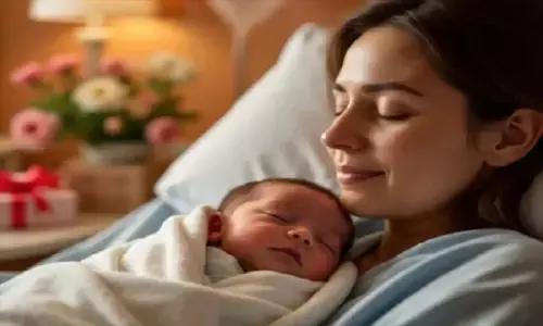 प्रसव के बाद क्यों झड़ने लगते हैं तेजी से बाल, जानें कारण से लेकर समाधान