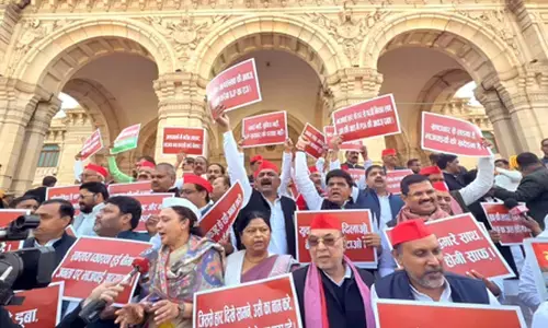 यूपी बजट सत्र से पहले सपा का प्रदर्शन, भाजपा सरकार पर नारेबाजी