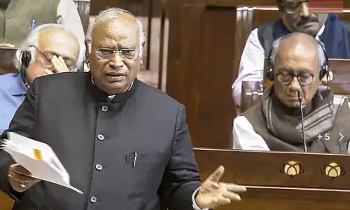 राज्यसभा में राहुल गांधी के मुद्दे पर मल्लिकार्जुन खड़गे नहीं मिली बोलने की अनुमति, विपक्ष ने किया वॉकआउट