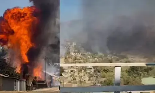 मणिपुर में फिर भड़की हिंसा, 30 घरों को आग लगाई; सरकार ने पांच दिनों के लिए बंद किया इंटरनेट मणिपुर में फिर भड़की हिंसा, 30 घरों को आग लगाई; सरकार ने पांच दिनों के लिए बंद किया इंटरनेट