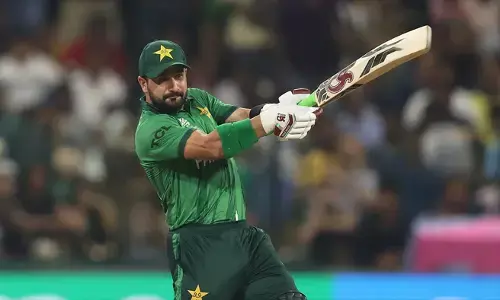 फरहान-बाबर की धमाकेदार साझेदारी से पाकिस्तान शिखर पर