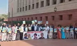 कांग्रेस सांसदों ने संसद परिसर में हरदीप सिंह पुरी के इस्तीफे की मांग को लेकर किया विरोध प्रदर्शन