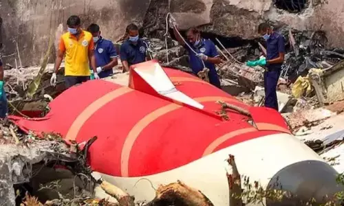 एआई-171 विमान हादसे की जांच जारी, एएआईबी ने दी सफाई एआई-171 विमान हादसे की जांच जारी, एएआईबी ने दी सफाई