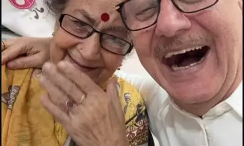 अनुपम खेर ने मां दुलारी के साथ शेयर किया मजेदार वीडियो, ट्रेंडिंग ऑडियो पर दिखाई जबरदस्त केमिस्ट्री अनुपम खेर ने मां दुलारी के साथ शेयर किया मजेदार वीडियो, ट्रेंडिंग ऑडियो पर दिखाई जबरदस्त केमिस्ट्री