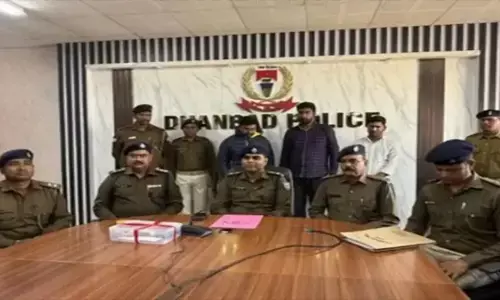 झारखंड: धनबाद में ब्लूटूथ डिवाइस से एसएससी परीक्षा में कराई जा रही थी नकल, तीन गिरफ्तार झारखंड: धनबाद में ब्लूटूथ डिवाइस से एसएससी परीक्षा में कराई जा रही थी नकल, तीन गिरफ्तार