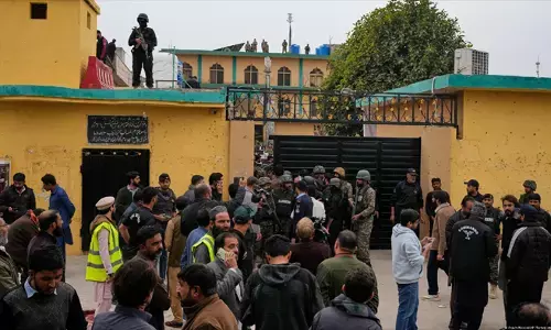 मस्जिद पर हमले ने खोली पाकिस्तान में सुरक्षा व्यवस्था की पोल मस्जिद पर हमले ने खोली पाकिस्तान में सुरक्षा व्यवस्था की पोल