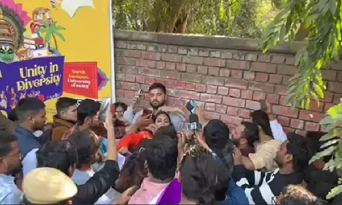 दिल्ली यूनिवर्सिटी में UGC कानून पर बवाल, महिला यूट्यूबर से हाथापाई, छात्रों का आधी रात तक हंगामा