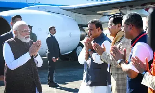 असम पहुंचे पीएम मोदी, सीएम हिमंत ने किया स्वागत