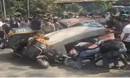 मुंबई में बड़ा हादसा; मेट्रो पिलर का हिस्सा टूटकर गिरने से एक की मौत, तीन अन्य घायल