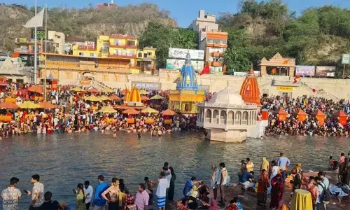 हरिद्वार में महाशिवरात्रि की धूम, दक्षेश्वर महादेव मंदिर में उमड़ी भक्तों की भीड़