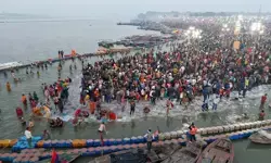 प्रयागराज में महाशिवरात्रि पर माघ मेले का समापन, गोरखपुर में सीएम योगी ने किया रुद्राभिषेक