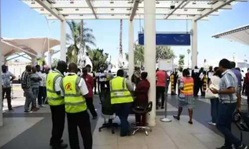 जोमो केन्याटा अंतर्राष्ट्रीय हवाई अड्डा पर कर्मचारियों की हड़ताल से उड़ानें प्रभावित जोमो केन्याटा अंतर्राष्ट्रीय हवाई अड्डा पर कर्मचारियों की हड़ताल से उड़ानें प्रभावित