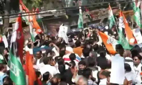 यूपी में कांग्रेस का हल्ला बोल, विधानसभा घेराव करने पहुंचे कार्यकर्ताओं पर लाठीचार्ज, कई गिरफ्तार यूपी में कांग्रेस का हल्ला बोल, विधानसभा घेराव करने पहुंचे कार्यकर्ताओं पर लाठीचार्ज, कई गिरफ्तार