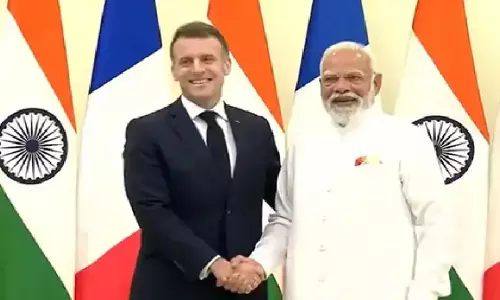 मुंबई में मिले पीएम मोदी और फ्रेंच राष्ट्रपति मैक्रों, लोकभवन में की द्विपक्षीय बैठक मुंबई में मिले पीएम मोदी और फ्रेंच राष्ट्रपति मैक्रों, लोकभवन में की द्विपक्षीय बैठक