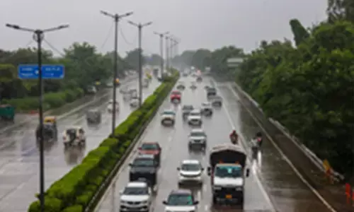 घने बादलों ने आसमान को घेरा, बूंदाबांदी से हुई एनसीआर के सुबह की शुरुआत, एक्यूआई में भी आंशिक सुधार