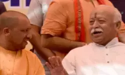 भागवत से सीएम योगी की मुलाकात ने बढ़ाई सियासी सरगर्मी, करीब 35 मिनट तक दोनों के बीच हुई गुप्तगू भागवत से सीएम योगी की मुलाकात ने बढ़ाई सियासी सरगर्मी, करीब 35 मिनट तक दोनों के बीच हुई गुप्तगू