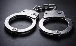 मुंबई एयरपोर्ट पर 24 करोड़ के ड्रग्स और 2 करोड़ का सोना जब्त, तस्करी के आरोपी पकड़े मुंबई एयरपोर्ट पर 24 करोड़ के ड्रग्स और 2 करोड़ का सोना जब्त, तस्करी के आरोपी पकड़े