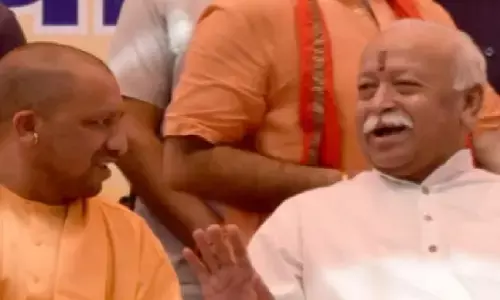 भागवत से सीएम योगी की मुलाकात ने बढ़ाई सियासी सरगर्मी, करीब 35 मिनट तक दोनों के बीच हुई गुप्तगू