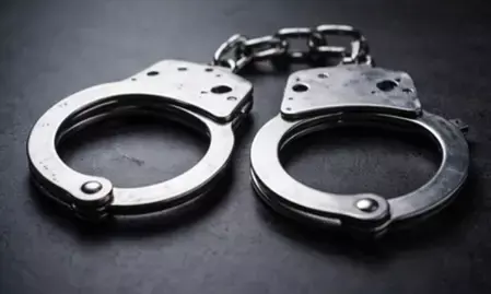 मुंबई एयरपोर्ट पर 24 करोड़ के ड्रग्स और 2 करोड़ का सोना जब्त, तस्करी के आरोपी पकड़े मुंबई एयरपोर्ट पर 24 करोड़ के ड्रग्स और 2 करोड़ का सोना जब्त, तस्करी के आरोपी पकड़े