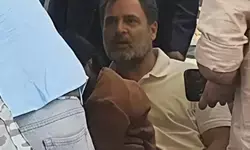 UP News: कोर्ट से लौटते समय राहुल गांधी ने रामचेत मोची के परिवार से की मुलाकात, मौत पर व्यक्त की शोक संवेदना UP News: कोर्ट से लौटते समय राहुल गांधी ने रामचेत मोची के परिवार से की मुलाकात, मौत पर व्यक्त की शोक संवेदना