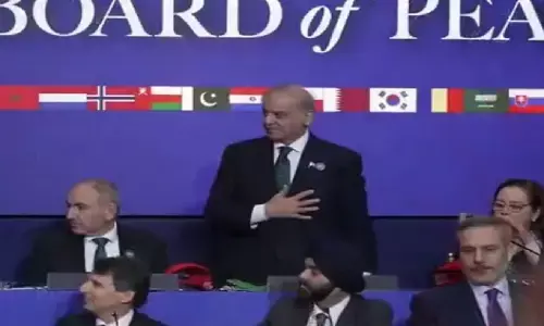 ट्रंप ने भरी बैठक में पाक को किया जलील, शहबाज को खड़ा करवाकर की मोदी की तारीफ