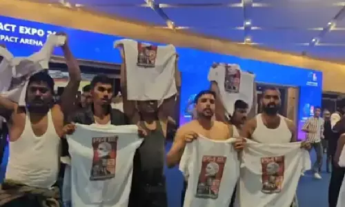 इंडिया AI समिट में यूथ कांग्रेस का प्रदर्शन, शर्ट उतारकर किए नारेबाजी, यूएस ट्रेड डील का कर रहे थे विरोध