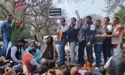 भाजपा का कांग्रेस मुख्यालय के बाहर हल्लाबोल, AI इंडिया समिट में यूथ कांग्रेस के हंगामे के बाद जवाबी प्रदर्शन