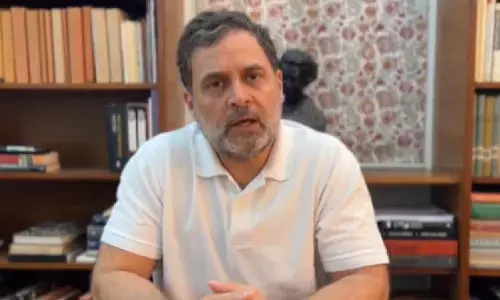 मानहानि केस में भिवंडी कोर्ट में पेश हुए राहुल गांधी; रास्ते में भाजपा कार्यकर्ताओं ने काले झंडे दिखाकर जताया विरोध मानहानि केस में भिवंडी कोर्ट में पेश हुए राहुल गांधी; रास्ते में भाजपा कार्यकर्ताओं ने काले झंडे दिखाकर जताया विरोध