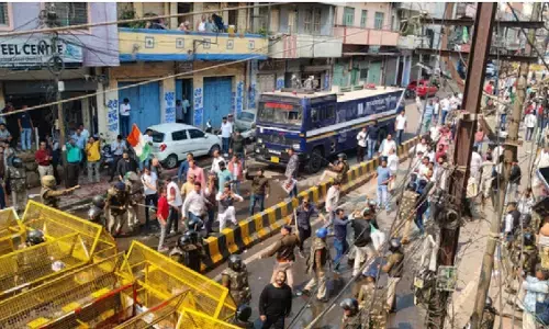 इंदौर में भाजपा और कांग्रेस कार्यकर्ताओं के बीच पथराव, एक दूसरे पर फेंके पत्थर, टमाटर और बोतलें इंदौर में भाजपा और कांग्रेस कार्यकर्ताओं के बीच पथराव, एक दूसरे पर फेंके पत्थर, टमाटर और बोतलें