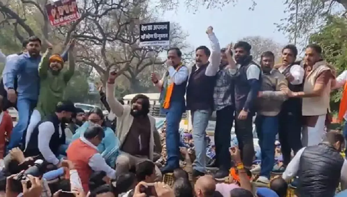 भाजपा का कांग्रेस मुख्यालय के बाहर हल्लाबोल, AI इंडिया समिट में यूथ कांग्रेस के हंगामे के बाद जवाबी प्रदर्शन भाजपा का कांग्रेस मुख्यालय के बाहर हल्लाबोल, AI इंडिया समिट में यूथ कांग्रेस के हंगामे के बाद जवाबी प्रदर्शन