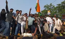 छत्तीसगढ़ में कांग्रेस का हल्ला बोल: भाजपा कार्यालयों का घेराव छत्तीसगढ़ में कांग्रेस का हल्ला बोल: भाजपा कार्यालयों का घेराव