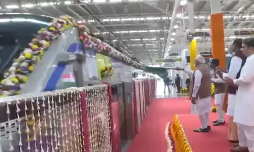 पीएम मोदी ने नमो भारत और मेरठ मेट्रो को दिखाई हरी झंडी, 55 मिनट में दिल्ली से मेरठ पीएम मोदी ने नमो भारत और मेरठ मेट्रो को दिखाई हरी झंडी, 55 मिनट में दिल्ली से मेरठ