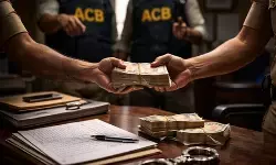 आंध्र प्रदेश के दो पुलिस अधिकारी 3 लाख रुपए की रिश्वत लेते हुए पकड़े गए आंध्र प्रदेश के दो पुलिस अधिकारी 3 लाख रुपए की रिश्वत लेते हुए पकड़े गए