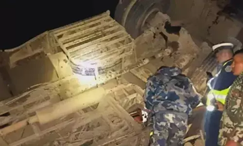 नेपाल : नदी में गिरी बस, एक चीनी नागरिक की मौत नेपाल : नदी में गिरी बस, एक चीनी नागरिक की मौत